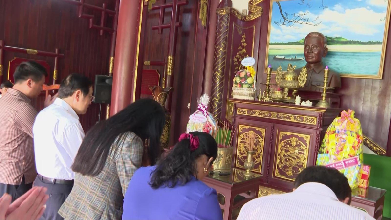 Trưởng Ban nội ch&iacute;nh Trung Ương d&acirc;ng hương Thủ tướng Phạm Văn Đồng