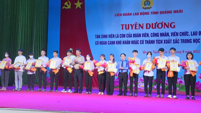 Tuyên dương 320 tân sinh viên là con của đoàn viên công đoàn có thành tích xuất sắc