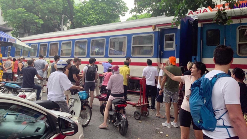 Du kh&aacute;ch vượt r&agrave;o, chụp ảnh ở c&agrave; ph&ecirc; đường t&agrave;u g&acirc;y tai nạn