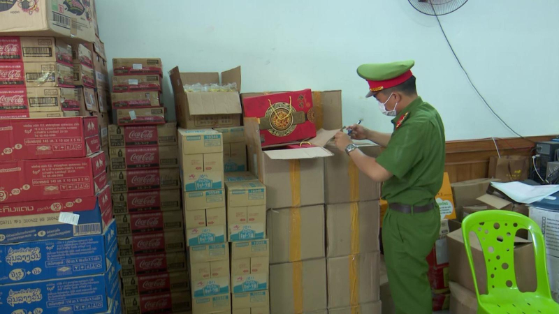 Phát hiện lượng lớn bánh kẹo không rõ nguồn gốc