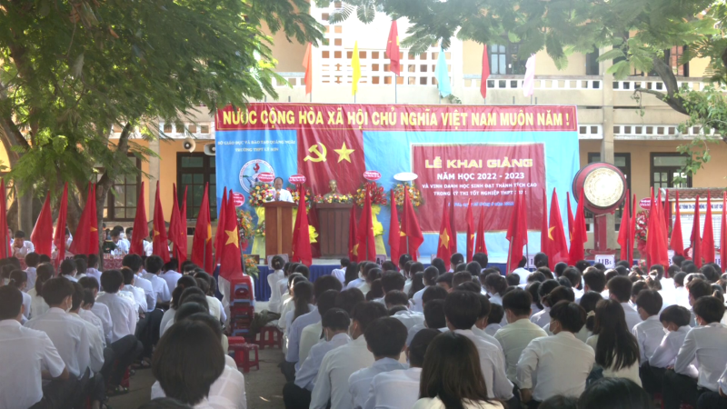 Đại t&aacute; V&otilde; Văn B&aacute; dự Lễ khai giảng năm học mới tại Trường THPT L&yacute; Sơn