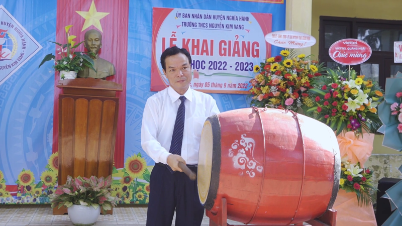 Trưởng ban Tuyên giáo tỉnh ủy dự lễ khai giảng tại Trường THCS Nguyễn Kim Vang