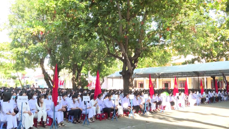 Chủ tịch UBND tỉnh Đặng Văn Minh dự lễ khai giảng năm học mới tại trường THPT Số 1 Đức Phổ