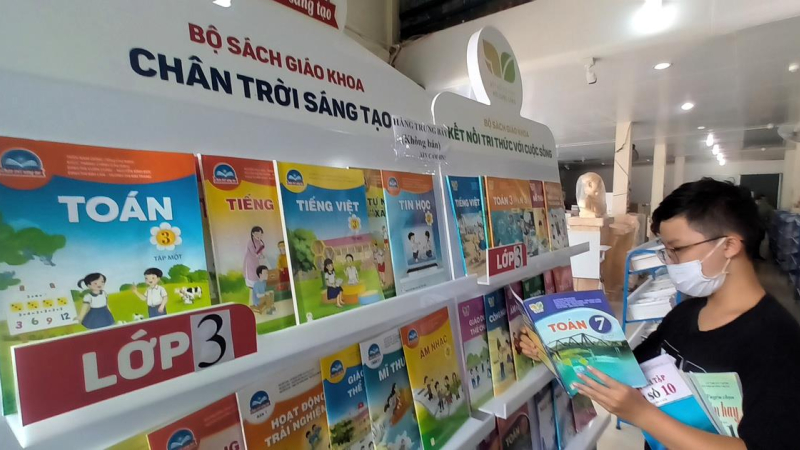 Thủ tướng y&ecirc;u cầu nghi&ecirc;n cứu cho học sinh mượn SGK