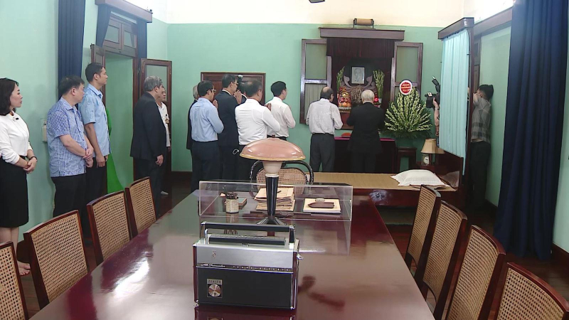 Tổng Bí thư dâng hương tưởng niệm Chủ tịch Hồ Chí Minh