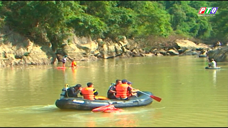 Đi chơi thác bị trượt chân, 2 em nhỏ bị nước cuốn trôi