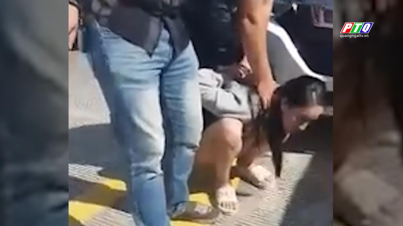 Bắt 4 người mang hàng cấm