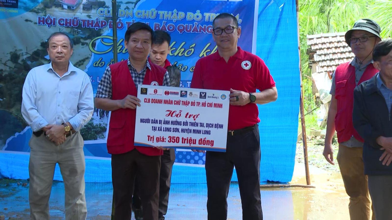 Trao 150 suất quà cho người dân bị thiên tai