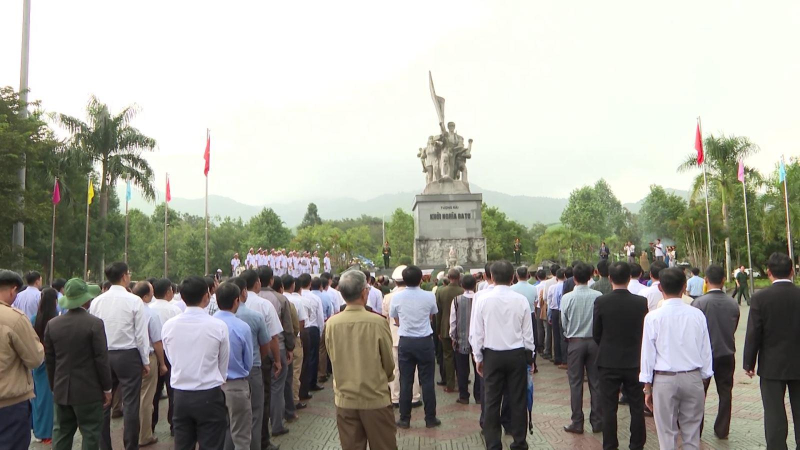 Dâng hoa, dâng hương tại tượng đài Khởi nghĩa Ba Tơ