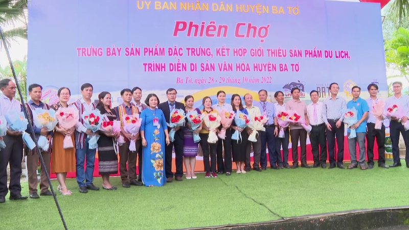 Khai mạc phiên chợ trưng bày, triển lãm các sản phẩm đặc trưng