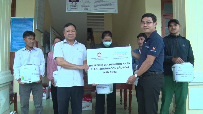 Trao quà từ thiện khắc phục hậu quả bão lũ ở Sơn Tây