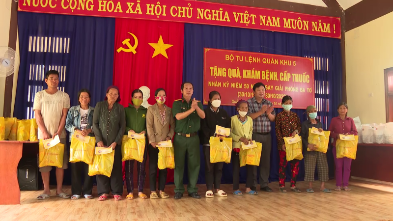 UBMTTQ Việt Nam tỉnh và Quân khu V trao quà, khám bệnh cho người dân huyện Ba Tơ