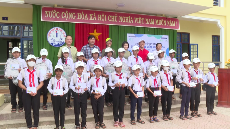 Trao 250 suất học bổng cho học sinh nghèo ở Ba Tơ