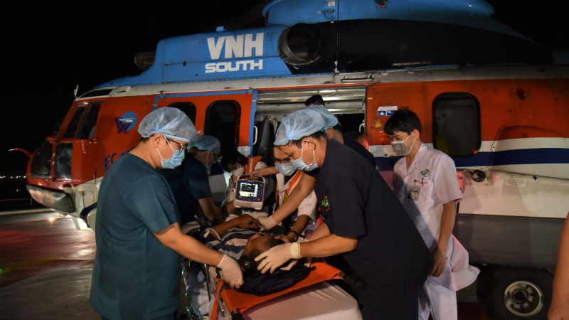 Trực thăng đưa ngư dân Quảng Ngãi đột quỵ về đất liền điều trị