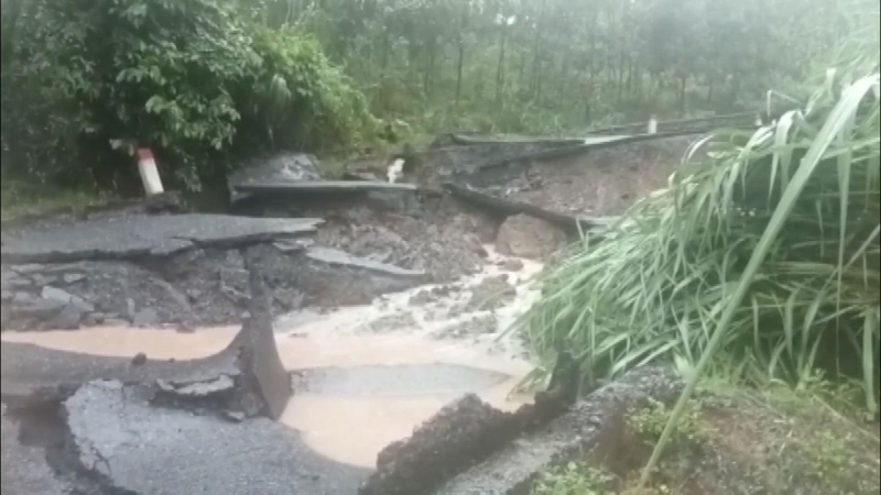 Sạt l&uacute;n nghi&ecirc;m trọng tr&ecirc;n Quốc lộ 15D qua Quảng Trị