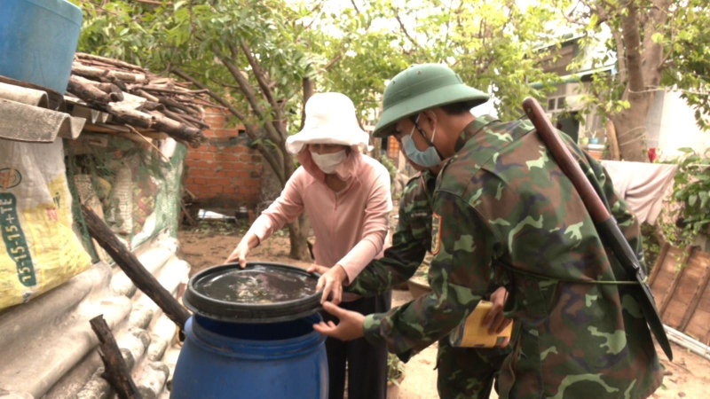 Lý Sơn ra quân vệ sinh môi trường ngăn chặn sốt xuất huyết