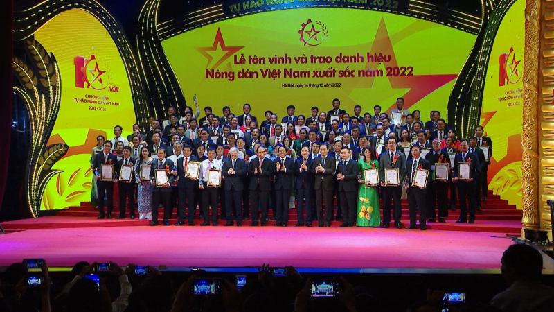 Vinh danh 100 N&ocirc;ng d&acirc;n Việt Nam xuất sắc năm 2022