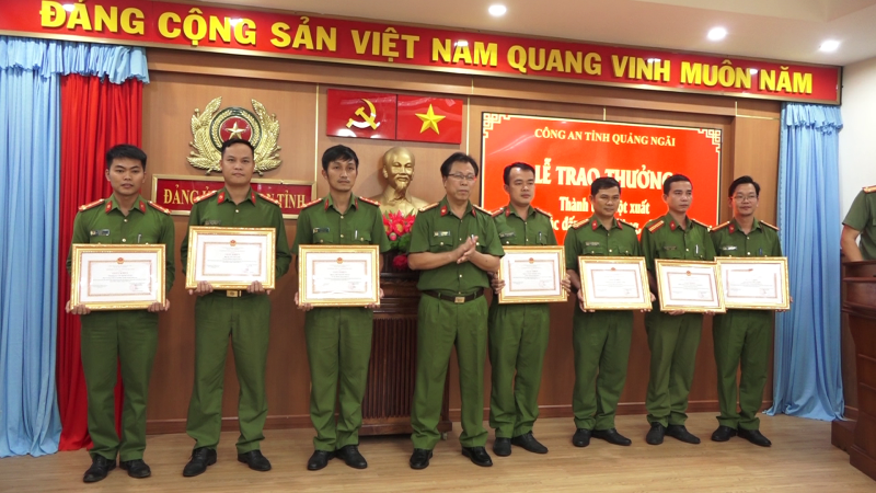 Thưởng nóng thành tích đột xuất trong đấu tranh phòng, chống tội phạm