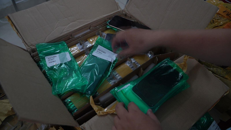 Bắt l&ocirc; h&agrave;ng 600 điện thoại Iphone nghi nhập lậu