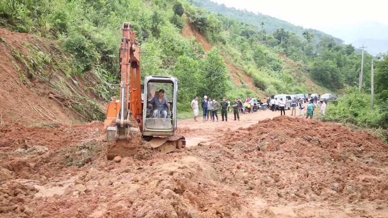 Sơn T&acirc;y khẩn trương khắc phục sạt lở tr&ecirc;n c&aacute;c tuyến giao th&ocirc;ng