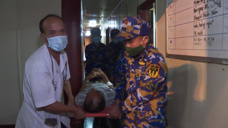 V&ugrave;ng 4 Hải qu&acirc;n đưa ngư d&acirc;n từ Trường Sa về đất liền