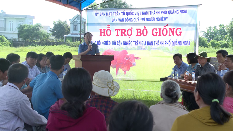 Trao tặng 25 con bò giống cho hộ nghèo, cận nghèo