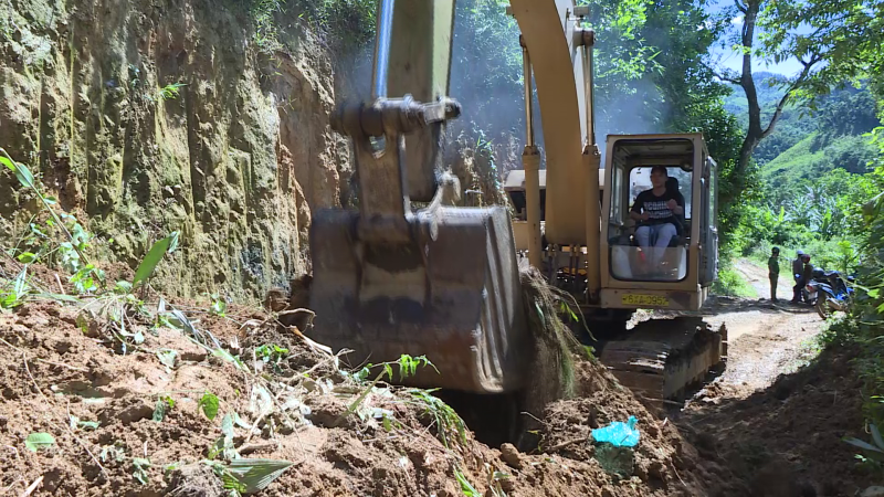 Khắc phục sạt lở đường ở Trà Bồng