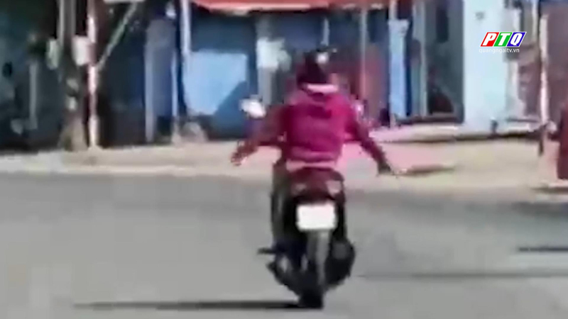 Nữ tài xế xe máy đánh võng, buông hai tay