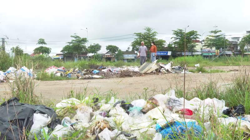 Sân bay Quảng Phú tràn ngập rác và phế thải xây dựng