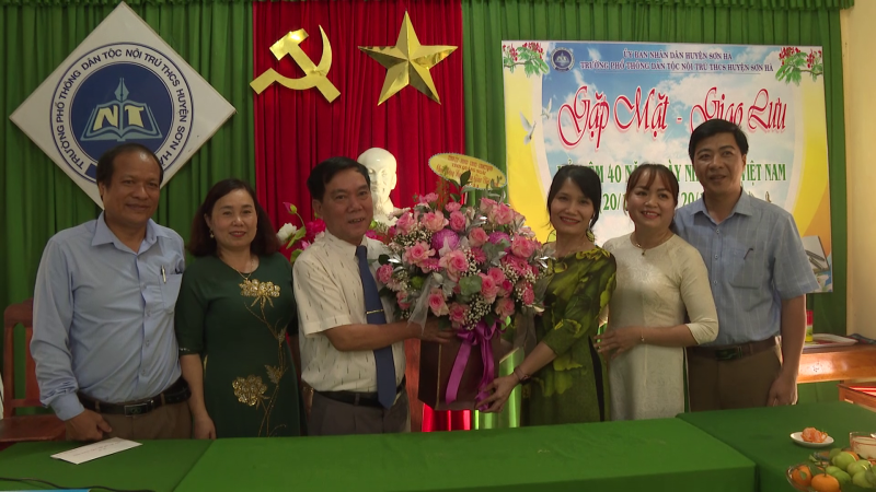 Ph&oacute; chủ tịch HĐND tỉnh Nguyễn Tấn Đức ch&uacute;c mừng Trường phổ th&ocirc;ng d&acirc;n tộc nội tr&uacute; Sơn H&agrave;