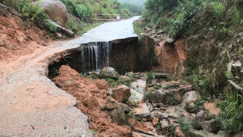 Giao thông miền núi Sơn Tây còn ngổn ngang sau mưa, bão
