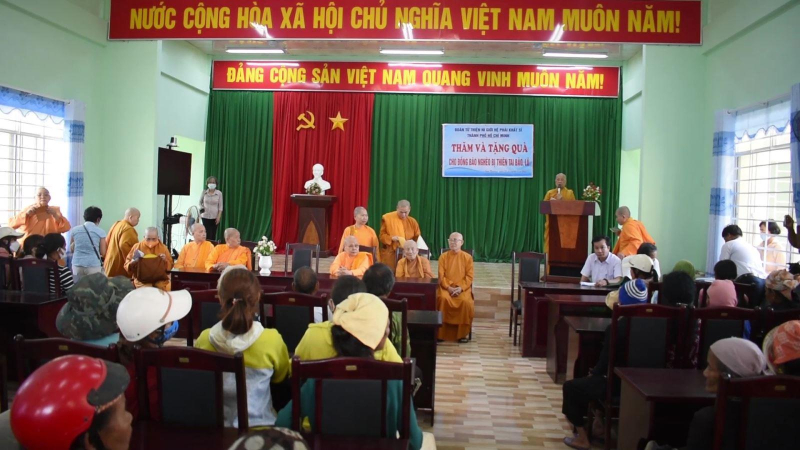 Tặng 400 suất quà cho người dân Sơn Hà