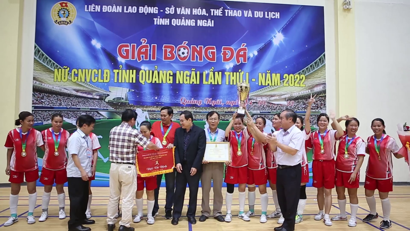 Đội bóng đá nữ công đoàn ngành giáo dục giành chức vô địch