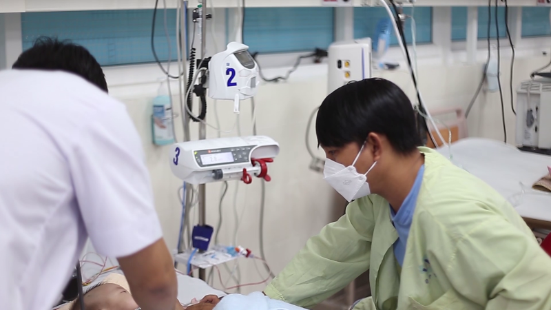 Chuyển mùa, trẻ em nhập viện tăng cao