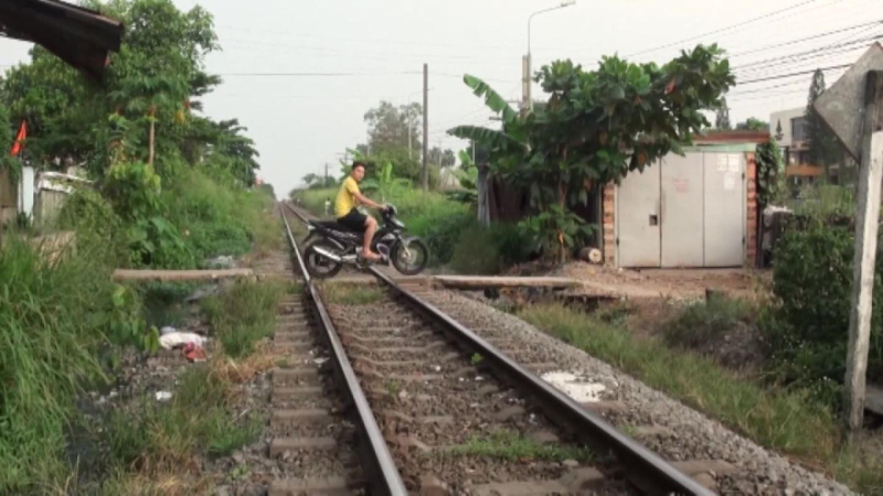 Đề nghị xóa lối đi tự mở qua đường sắt