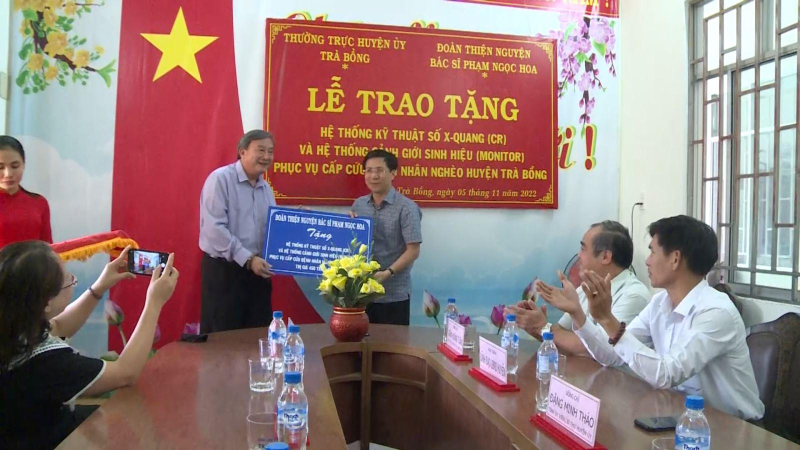Trao thiết bị y tế trị gi&aacute; 450 triệu đồng cho Trung t&acirc;m Y tế huyện Tr&agrave; Bồng .