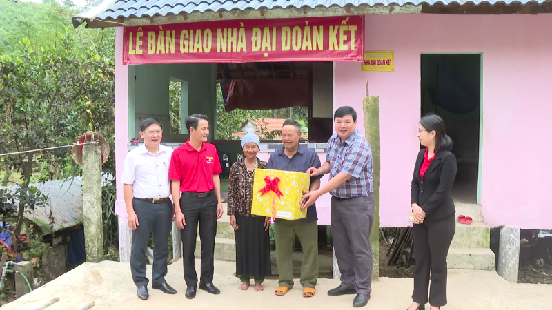 Bàn giao nhà đại đoàn kết cho hộ nghèo