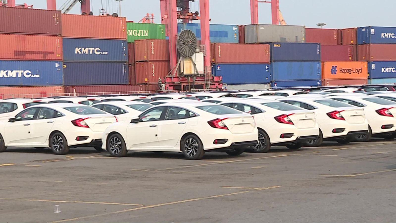 Sản lượng xe lắp r&aacute;p tăng vọt, lấn &aacute;t xe nhập khẩu