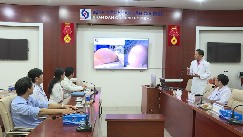 Nữ du học sinh được cắt bỏ khối u &ldquo;khủng&rdquo; 22kg