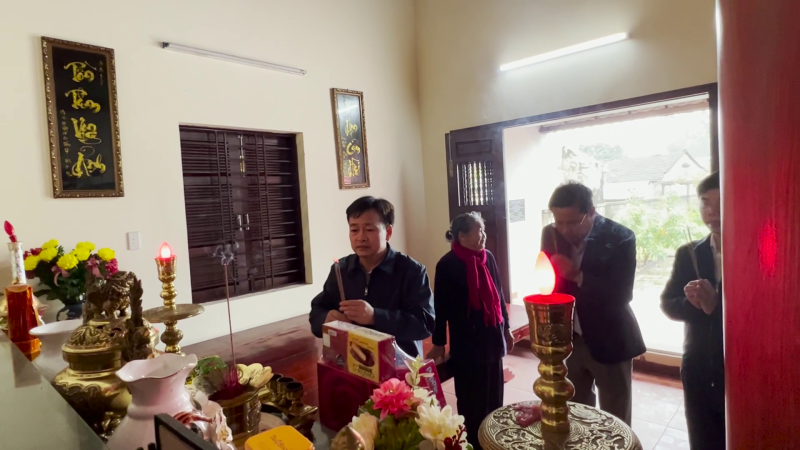 Phó Chủ tịch thường trực HĐND tỉnh Nguy&ecirc;̃n Cao Phúc thăm và tặng quà t&ecirc;́t