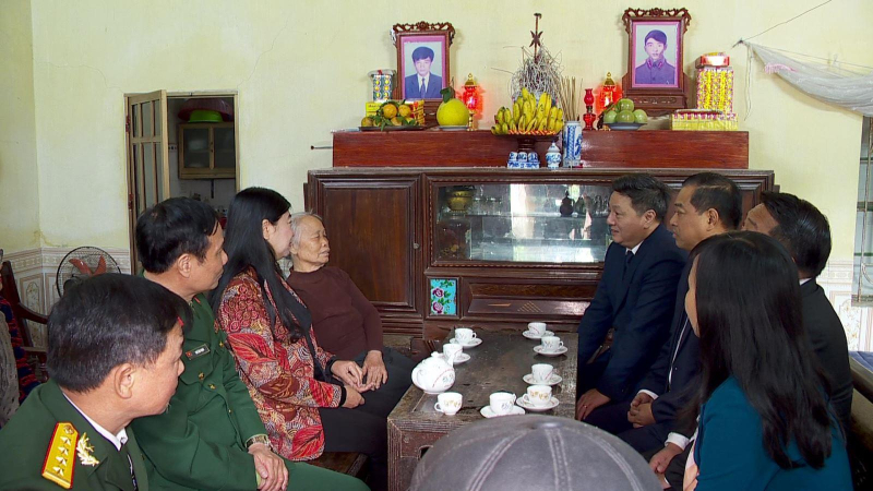 Chủ tịch nước quyết định tặng quà người có công