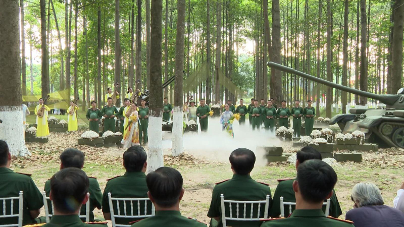 Tôn vinh người lính qua tà áo dài