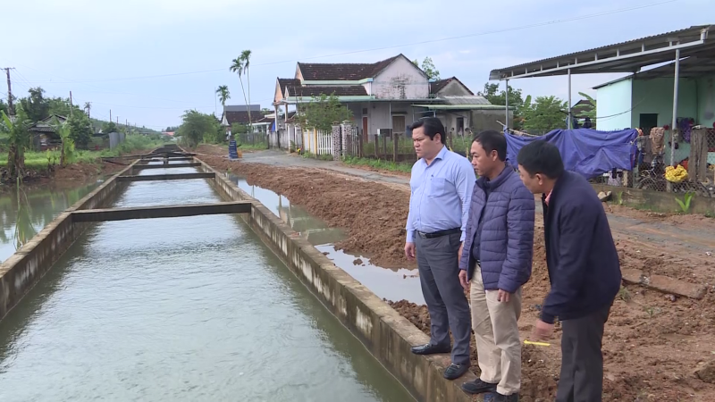Phó Chủ tịch UBND tỉnh Trần Phước Hiền kiểm tra kênh mương thủy lợi tại Bình Sơn