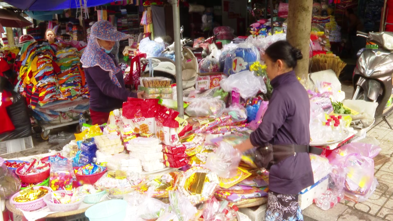 Tiểu thương chợ Quảng Ngãi dè dặt trữ hàng tết