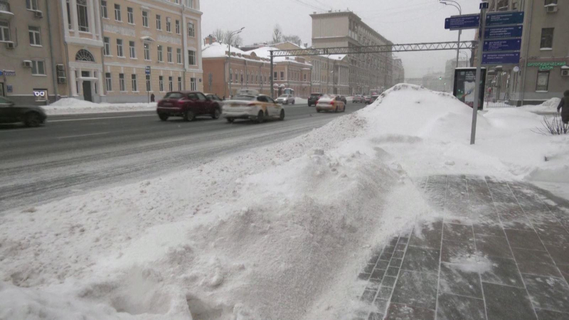 Tuyết rơi dày kỷ lục, giao thông đình trệ ở Moskva