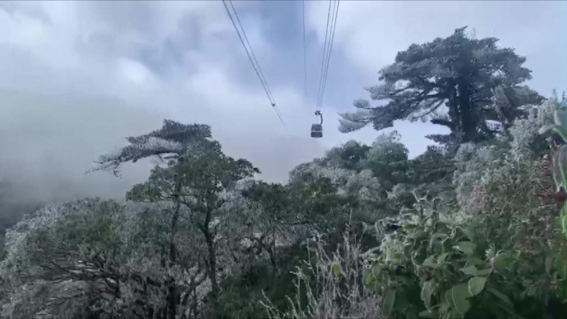 Du kh&aacute;ch đổ về Fansipan ngắm băng gi&aacute;