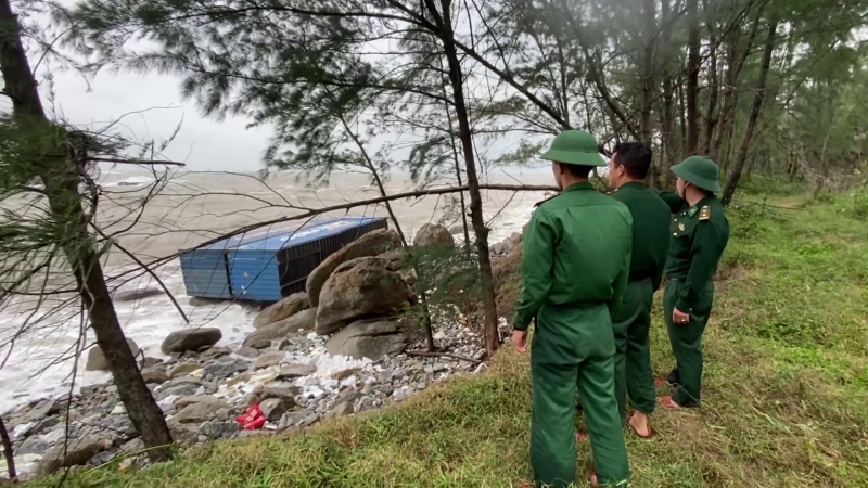 Quảng Ng&atilde;i ph&aacute;t hiện container tr&ocirc;i dạt v&agrave;o bờ biển