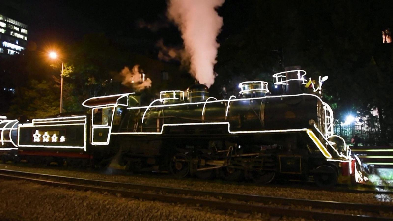 Lung linh đoàn tàu Giáng sinh ở Colombia