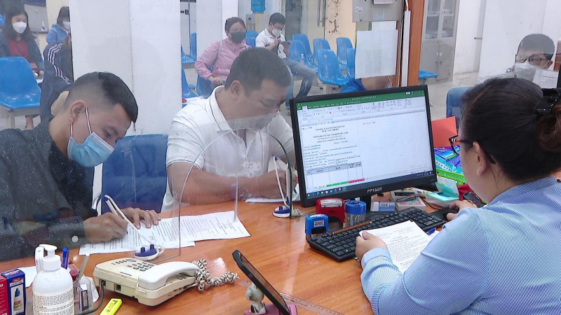Khoảng 800.000 người r&uacute;t BHXH một lần mỗi năm