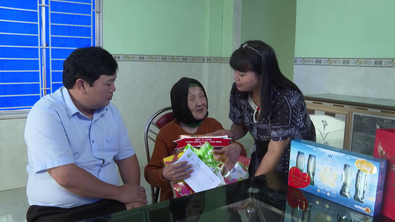 Thăm tặng qu&agrave; Mẹ Việt Nam anh h&ugrave;ng dịp tết Q&uacute;y M&atilde;o